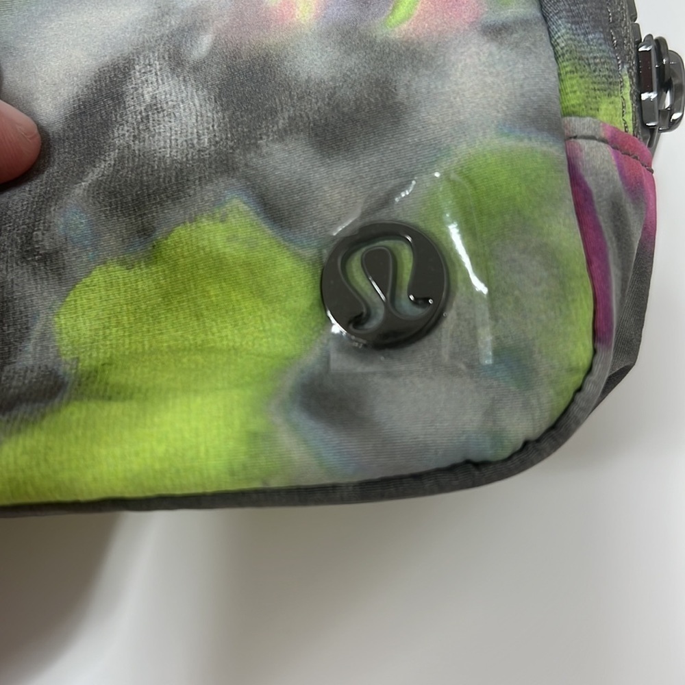 Lululemon everywhere, belt bag, new tie-dye - Picture 7 of 7